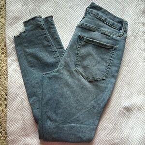 GOOD AMERICAN ripped skinny jean
